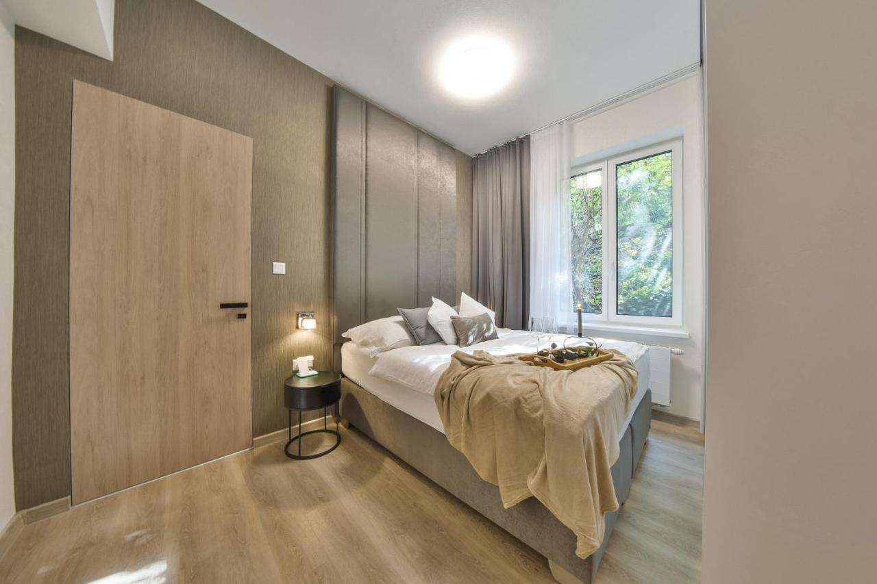 Chalupku - Luxurious Apartment 70M2 In Direct Centrum With Parking Included, Air-Conditioned, Balcony, Quiet Sleep, Best In Town Banská Bystrica Buitenkant foto