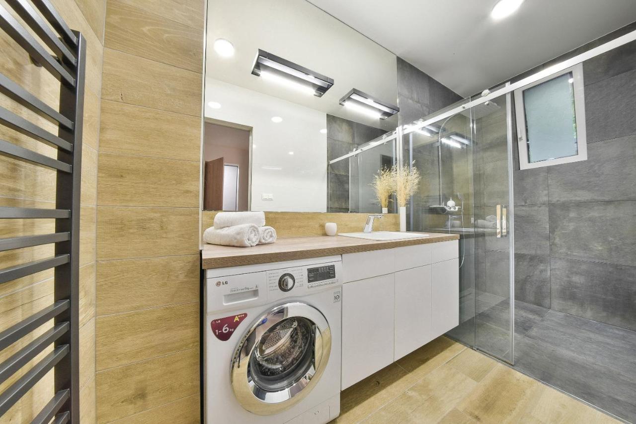 Chalupku - Luxurious Apartment 70M2 In Direct Centrum With Parking Included, Air-Conditioned, Balcony, Quiet Sleep, Best In Town Banská Bystrica Buitenkant foto
