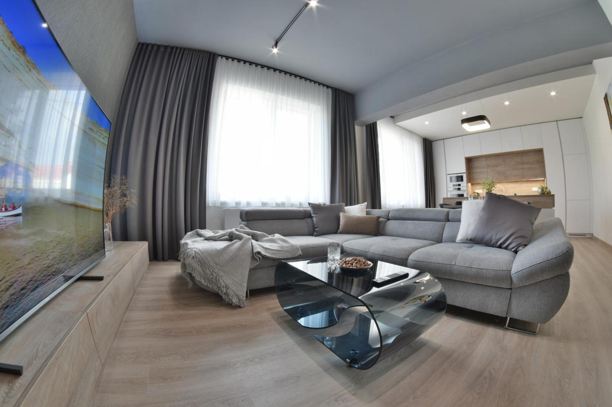 Chalupku - Luxurious Apartment 70M2 In Direct Centrum With Parking Included, Air-Conditioned, Balcony, Quiet Sleep, Best In Town Banská Bystrica Buitenkant foto
