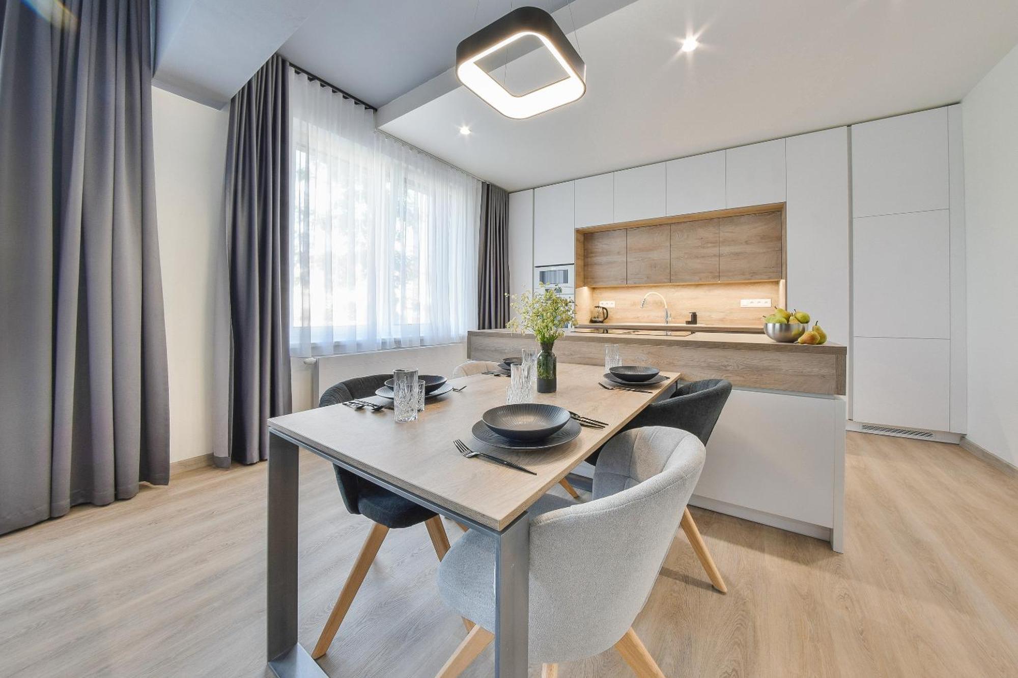 Chalupku - Luxurious Apartment 70M2 In Direct Centrum With Parking Included, Air-Conditioned, Balcony, Quiet Sleep, Best In Town Banská Bystrica Buitenkant foto