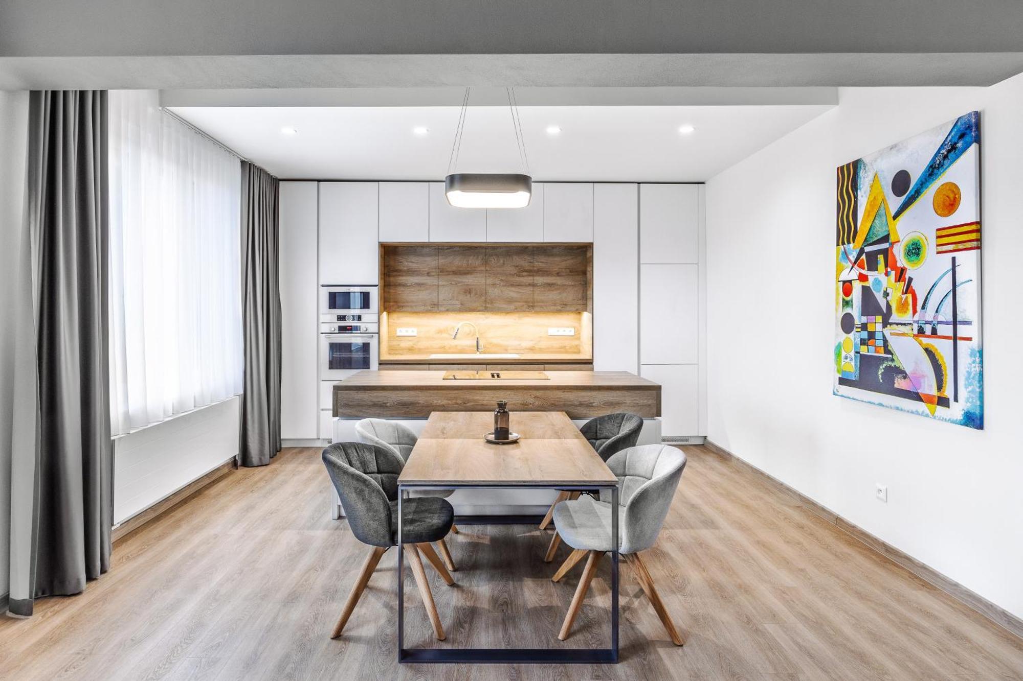Chalupku - Luxurious Apartment 70M2 In Direct Centrum With Parking Included, Air-Conditioned, Balcony, Quiet Sleep, Best In Town Banská Bystrica Buitenkant foto